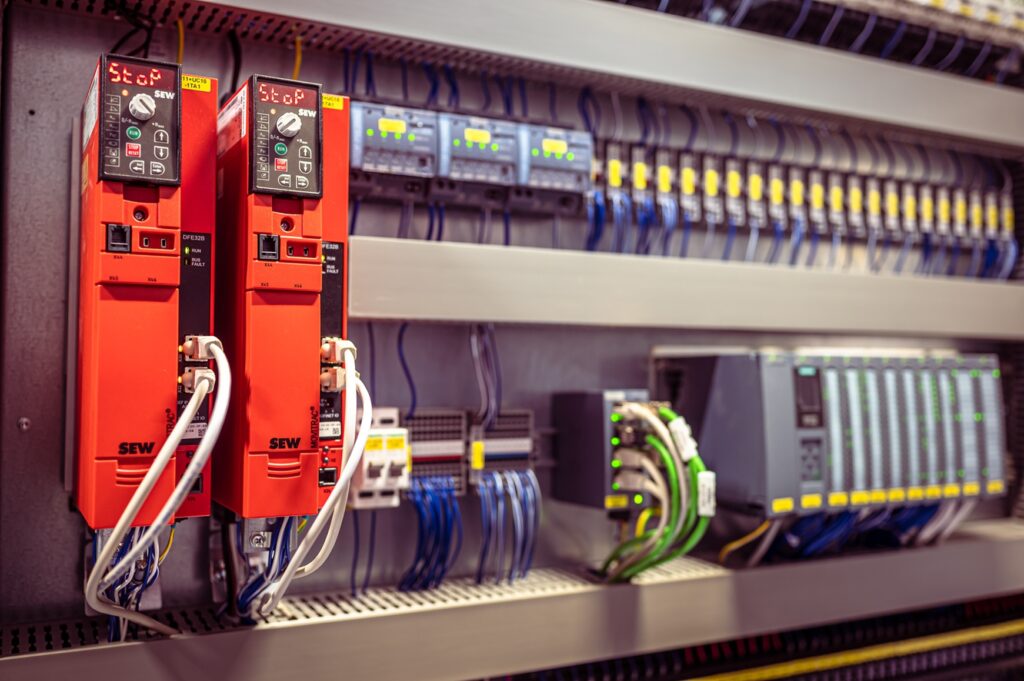 programowalny kontroler cyfrowy, służący do sterowania pracą maszyn