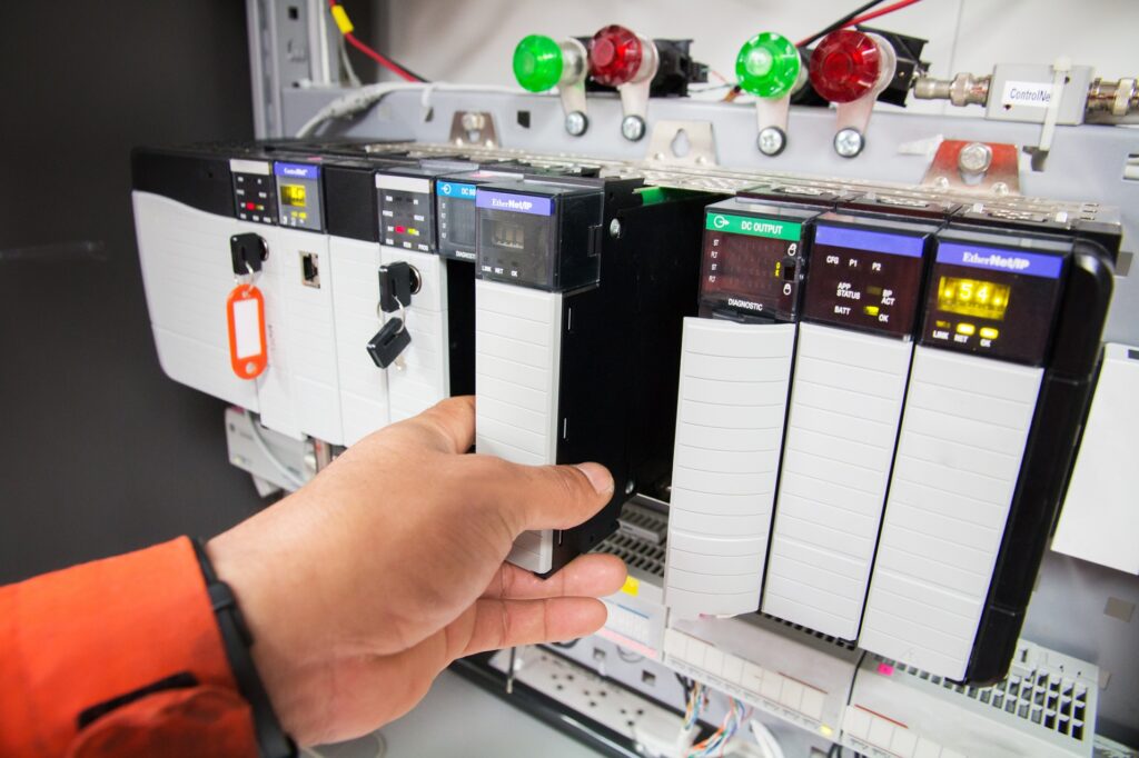 Sterowniki PLC i interfejs HMI jako elementy systemu SCADA i DCS