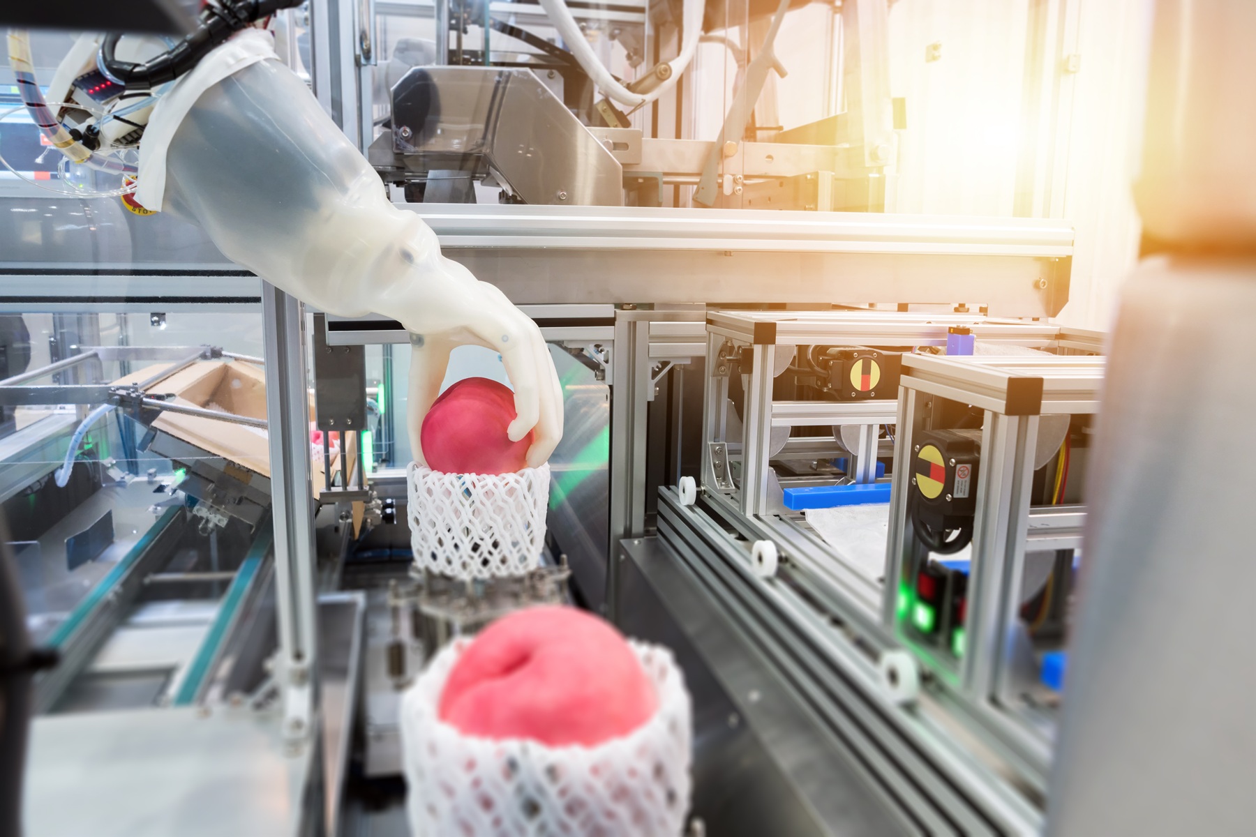 Inteligentna fabryka smart factory z cobotami i siecią czujników IIoT monitorujących procesy produkcyjne w czasie rzeczywistym