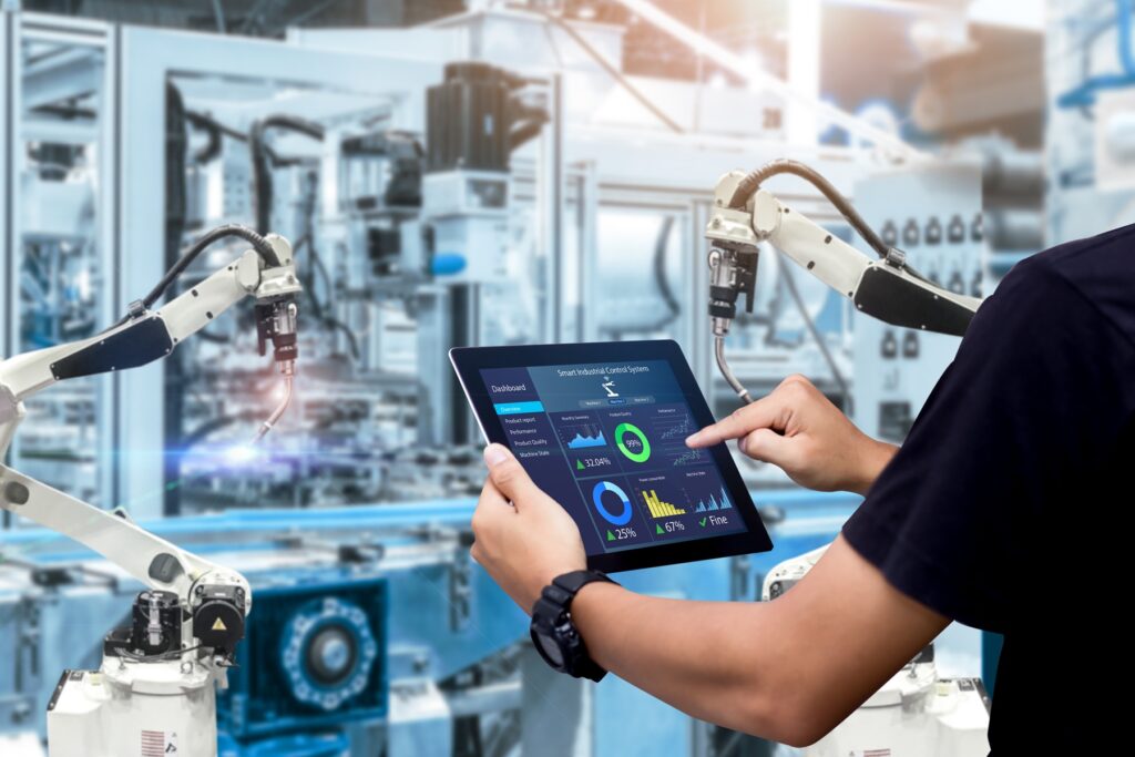 Zespół wdrożeniowy automatyzacji produkcji - kierownik produkcji, utrzymanie ruchu i integrator automatyki przy analizie planów technicznych.