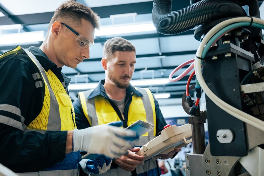 Automatyk diagnozujący czujnik optyczny na linii produkcyjnej miernikiem uniwersalnym